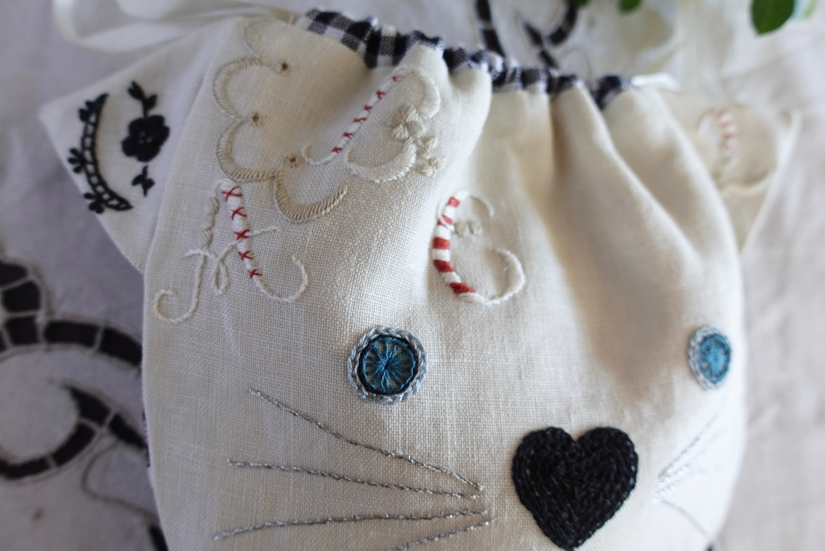 Loa（ロア）巾着　イニシャル刺繍