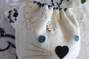 Loa（ロア）巾着　イニシャル刺繍
