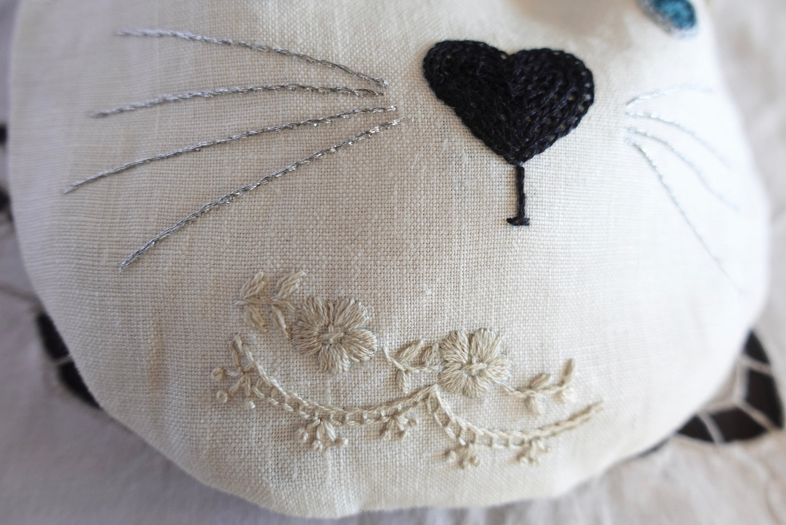 Loa（ロア）巾着　イニシャル刺繍