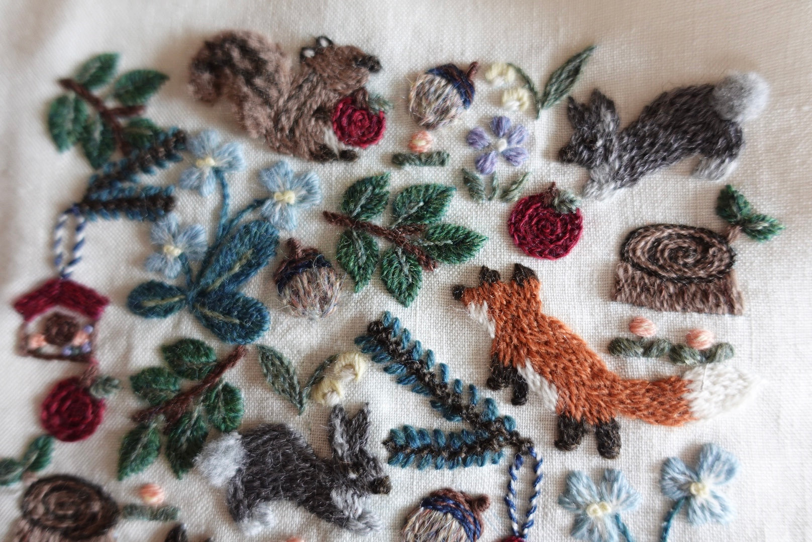 ヒトハリの森　ウール刺繍