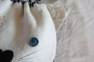Loa（ロア）巾着　イニシャル刺繍